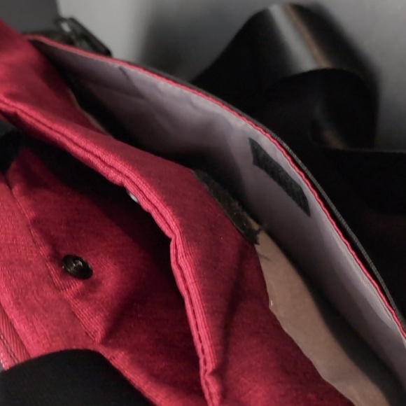 Targus Groove X Red Slip-Case Mac-book Case with Strap. - Picture 9 of 11